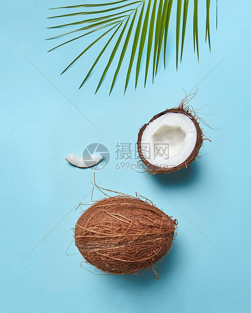 构图棕榈绿叶椰子的形式,微笑的脸蓝色的背景与的文本创意布局为您的想法平躺机椰子绿色棕榈叶的蓝色背景,以图片