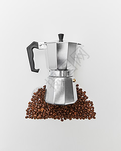 金属咖啡机半圆形咖啡豆灰色背景上,文字咖啡酿造平躺咖啡豆的图案灰色背景上的金属咖啡机,文字的背景图片