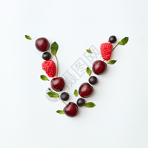 字母v英文字母以自然机浆果的形式出现成熟的新鲜树莓黑色醋栗樱桃绿色薄荷叶白色背景上分离顶部视图浆果机模式的字图片