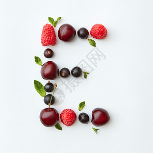 字母e英文字母以自然机浆果的形式出现成熟的新鲜树莓黑色醋栗樱桃绿色薄荷叶白色背景上分离顶部视图新鲜水果图案的字图片