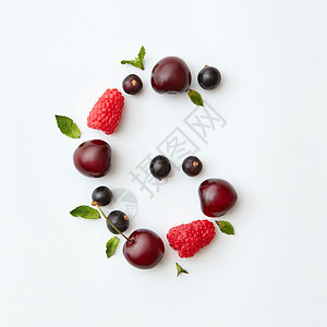字母g英文字母以自然机浆果的形式出现成熟的新鲜树莓黑色醋栗樱桃绿色薄荷叶白色背景上分离平躺浆果五颜六色的字母图片