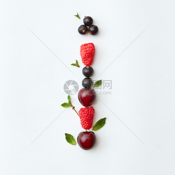 字母I英文字母以自然机浆果的形式出现成熟的新鲜树莓黑色醋栗樱桃绿色薄荷叶白色背景上分离顶部视图水果五颜六色的字图片