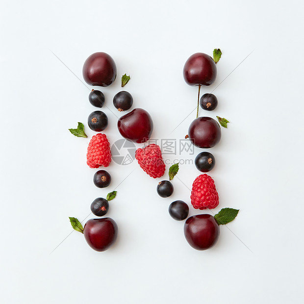 字母n英文字母以自然机浆果的形式出现成熟的新鲜树莓黑色醋栗樱桃绿色薄荷叶白色背景上分离平躺来自天然成熟浆果的图片
