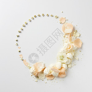 情人节花的装饰品,以白色背景为代表橙色玫瑰为你的想法情感而的情人节的鲜花装饰图片