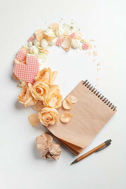 玫瑰心与笔记本的情人节隔离白色玫瑰心与笔记本图片