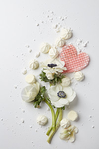 美丽的花与奶油华夫饼心隔离白色情人节卡片图片
