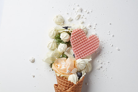 美丽的花冰淇淋锥与奶油华夫饼心白色的背景华夫饼锥,由花成图片