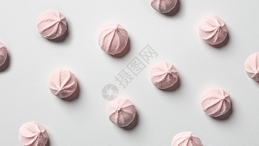 手工制作的白色背景上的甜粉色棉花糖心脏小糖果情人节棉花糖图片