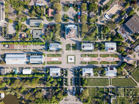 基辅展览中心看古老的建筑广场,绿色的树木草岛无人机的照片基辅展览中心的建筑称广场的景观图片