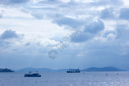船只经过大海,美丽的天空与灰色的云,伊斯坦布尔土耳其海上船只,土耳其伊斯坦布尔背景图片