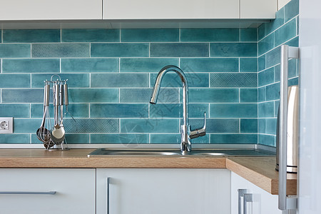 厨房现代白色家具的墙壁背景与蓝色瓷砖现代白色厨房家具图片