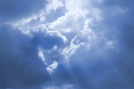 阳光穿过深蓝色的云层希望的为最好,情绪变化,突破目标阳光穿过深蓝色的云层图片