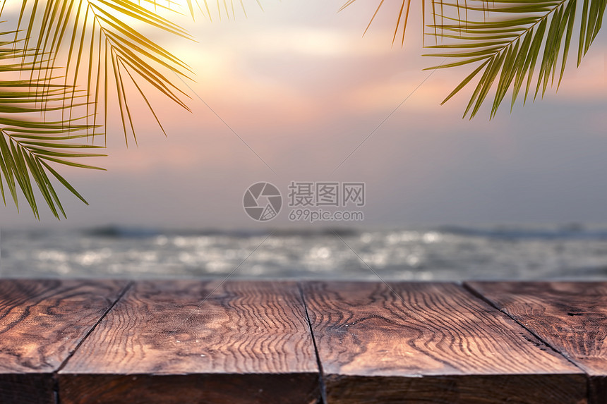 日落的模糊的海上 木桌的顶部椰子树的背景空准备您的产品蒙太奇夏天海滩的海滩背景上的空木桌棕榈叶模糊了高清图片下载 正版图片 摄图网