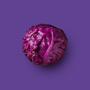 新鲜紫甘蓝分离紫罗兰背景,顶部视图来自彩色卷心菜系列紫色卷心菜紫色背景上分离图片
