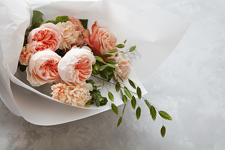 女士日礼物礼物赠送的玫瑰花白色背景上代表的玫瑰花白色背景上的玫瑰图片