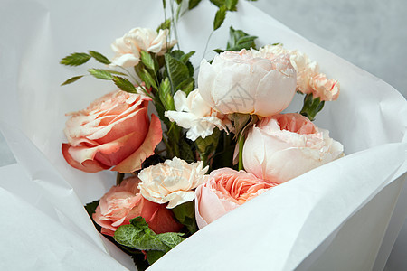 女士日礼物礼物赠送的玫瑰花的特写白色背景的璃花瓶中代表的玫瑰花白色背景的玫瑰图片