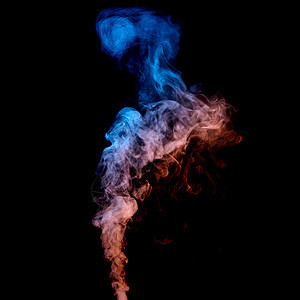 股蓝色的红色烟雾黑色的背景上升股蓝色的红色烟雾图片