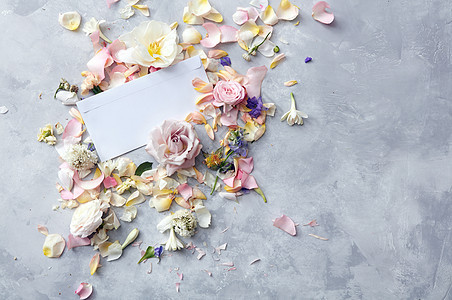 玫瑰与张空白的贺卡石头灰色的背景上,平躺着花信封图片