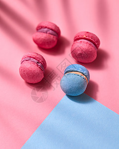 蓝色粉红色马卡龙的美丽构图,蓝色粉红色的纸板背景上阴影种蓝色粉红纸背景的法国甜马龙图片