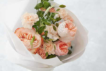 新娘灰色的石头背景上着婚礼花美丽的粉红色玫瑰图片