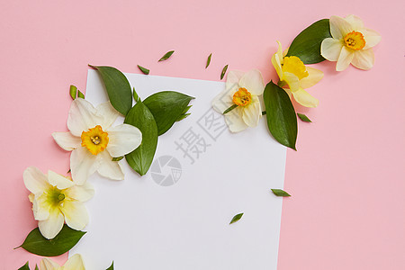 文字画像背景 文字画像摄影图片 情人节的日记笔记本上特写女的手写单词爱用橙色的花代表棕色背景的笔记本日记带文字爱的笔记本图片 摄图网