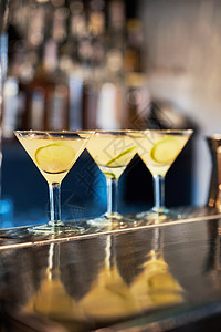美味的鸡尾酒酸橙酒吧酒吧柜台上的鸡尾酒图片