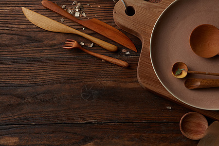 厨房里烤羊皮纸的木板木制桌子上代表的厨房设备的成厨房设备木制桌子上厨房设备的成图片