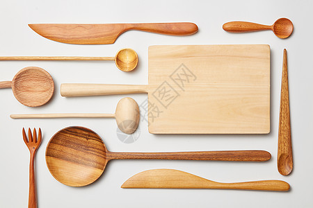 顶部查看白色背景上隔离的空木板叉子勺子白色木制背景上的各种厨房用具图片