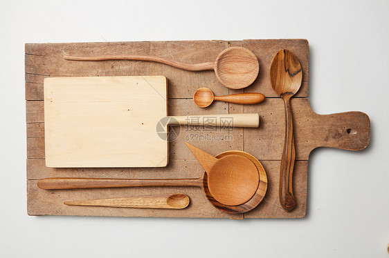 白色背景上隔离的空木板叉子刀白色木制背景上的各种厨房用具图片