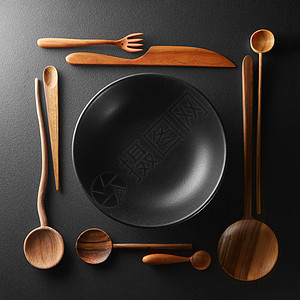 黑色桌子上空黑板木勺叉子刀的框架空板木制餐具的框架图片