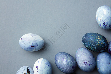 复活节鸡蛋的框架角蓝色背景上,平躺蓝色复活节彩蛋图片