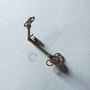 古董灰色白色背景上的两把老式钥匙古董金色钥匙,阴影白色灰色上钥匙代表背景上图片