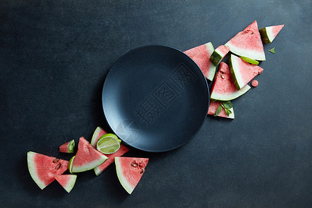黑色背景上的黑色盘子新鲜西瓜片黑色盘子新鲜西瓜片图片