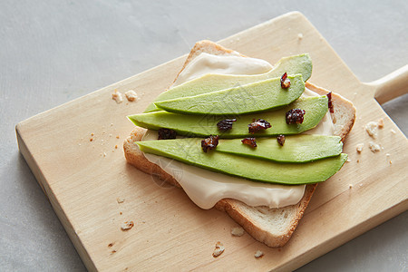 美味的牛油果砧板上的牛油果新鲜鳄梨三明治图片