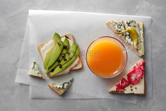 健康三明治与新鲜蔬菜橙汁灰色的石头背景新鲜三明治加果汁图片