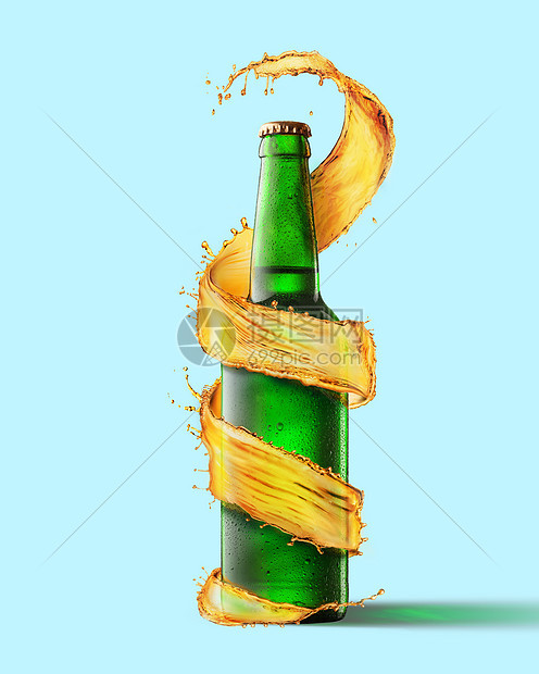 个绿色的啤酒瓶周围的飞溅隔离蓝色的背景上个绿色的啤酒瓶个飞溅图片