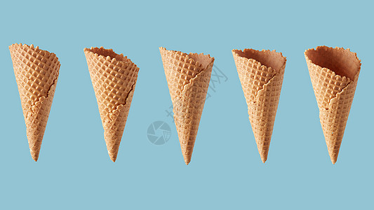 蓝色背景下冰淇淋用华夫饼锥的同视角的图案晶片糖锥的前景图片