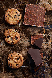 巧克力饼干与巧克力滴个黑暗的大理石背景块巧克力饼干图片