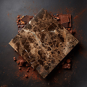 黑色背景上的文字巧克力粉的大理石牌匾同的巧克力可可粉图片