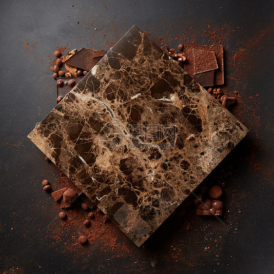 黑色背景上的文字巧克力粉的大理石牌匾同的巧克力可可粉图片