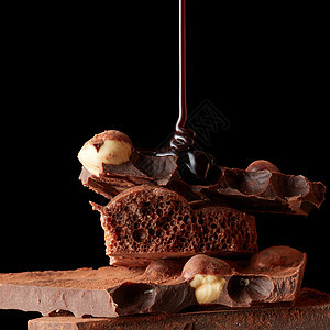 巧克力糖浆被倒入黑巧克力碎片上堆碎块巧克力图片