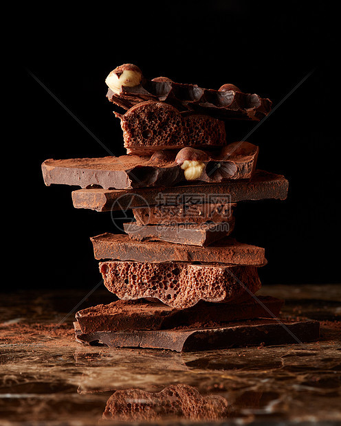 堆叠黑巧克力隔离黑暗的大理石背景上叠黑巧克力图片