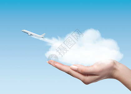 投影飞机素材女手中握着块,飞机飞空中商业女人着云带飞机飞背景