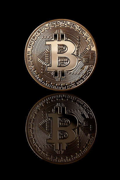 虚拟货币比特币硬币比特币金币脸侧隔离黑色背景上商业比特币加密货币