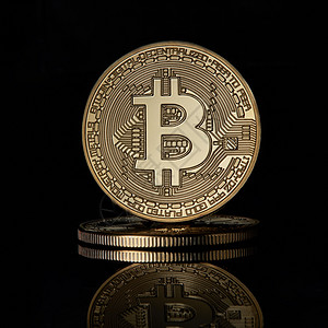 堆叠黄金比特币加密货币BTC货币技术商业互联网黑色反射表背景堆叠的金色比特币硬币为BTC加密货币黑色反射表背景图片