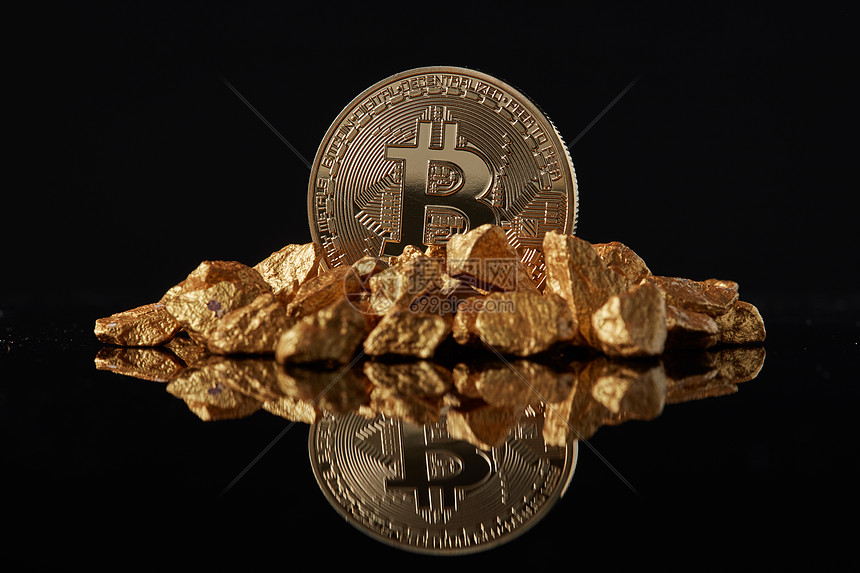 金色比特币硬币黄金堆,反射黑暗的光泽背景上为贵金属比特币加密货币融资的金色比特币硬币黑暗背景上的黄金堆图片