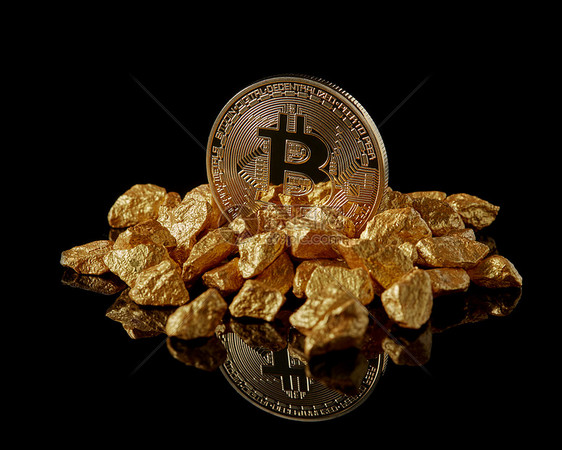 黄金比特币黄金块世界趋势,都孤立黑色背景反射表数字虚拟货币电子货币挖掘区块链交易所创新业务工作室拍摄的比特币图片