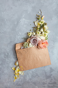 信里的留言美丽的花个信封里,个石头灰色的背景上,节日的个,平躺信封里花图片