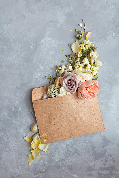 信里的留言美丽的花个信封里,个石头灰色的背景上,节日的个,平躺信封里花图片