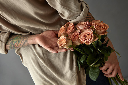 谢谢大佬玫瑰卡布奇诺女人背着花母亲节,美丽的女孩着卡布奇诺站她